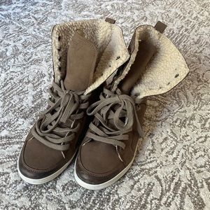 WOJAS SIZE 6 beige/brown flat sneaker boots with fur inside.